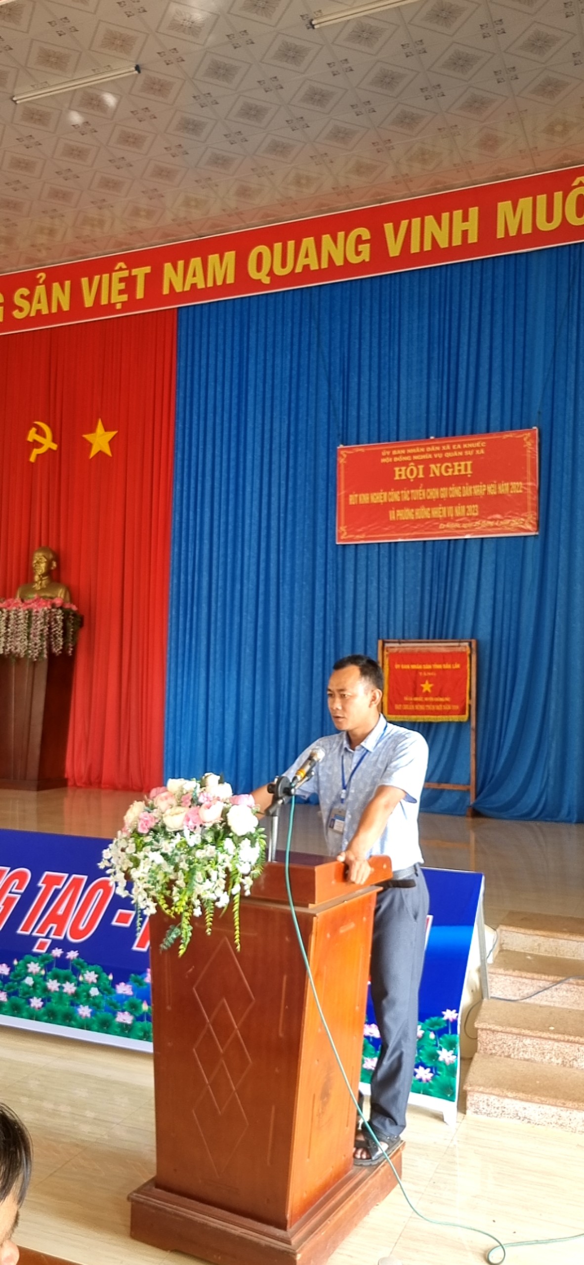 Đồng chí Nguyễn Xuân Hưng - HUV - Chủ tịch UBND - Chủ tịch Hội đồng nghĩa vụ quân sự  xã Ea Knuếc phát biểu khai mạc hội nghị
